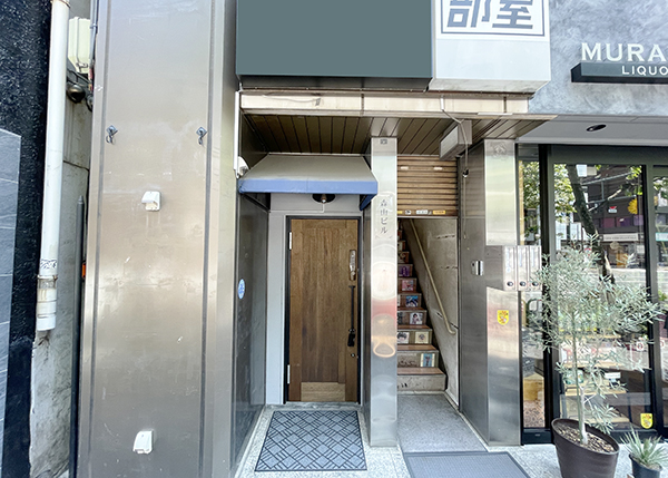 神田駅北口から徒歩1分！<br>
隠れ家のようなシックでモダンな内装の居抜き店舗